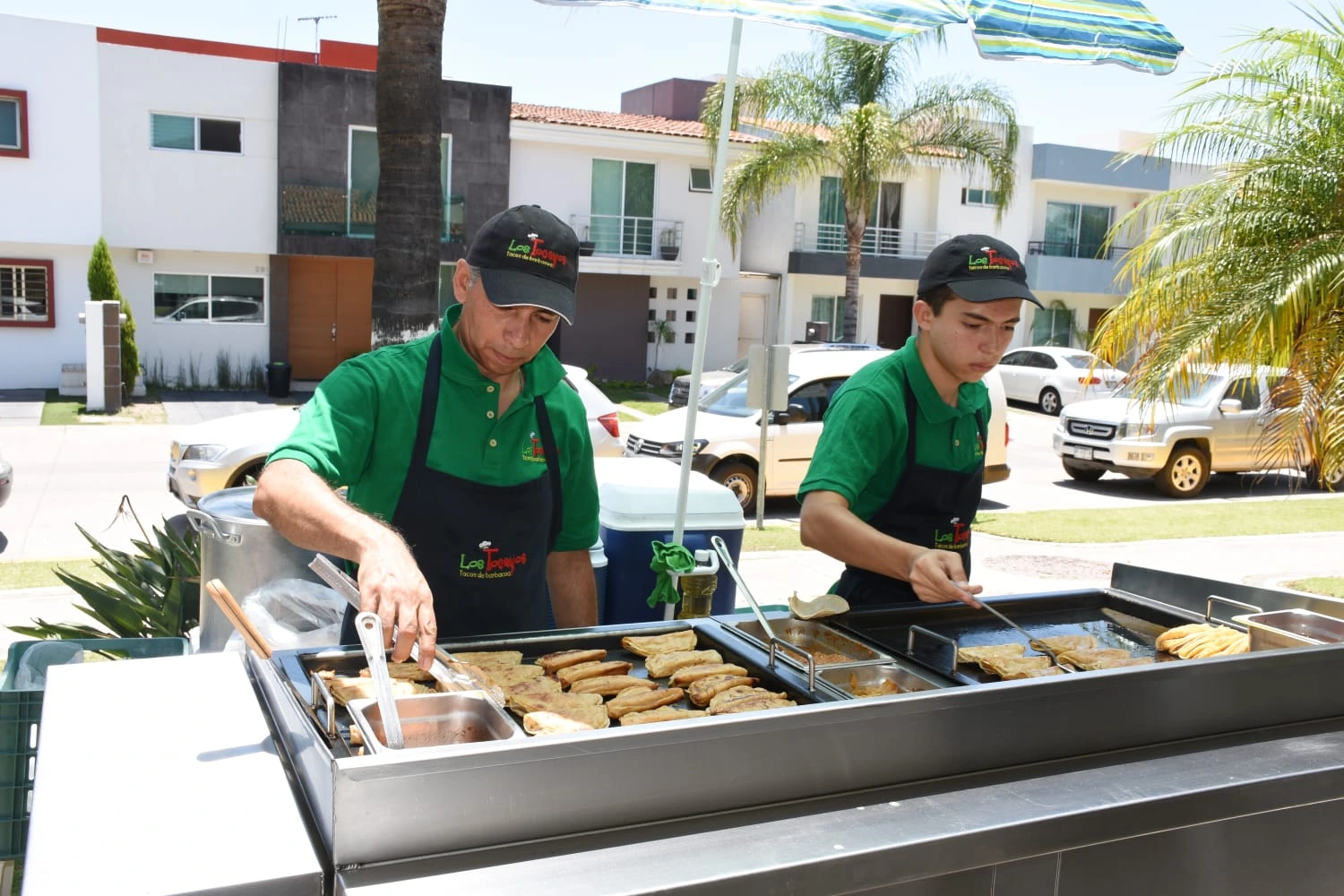 Equipo de Los Tocayos atendiendo un evento con tacos de barbacoa