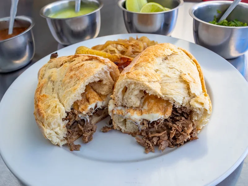 Lonche de Bistec Con Queso — Los Tocayos