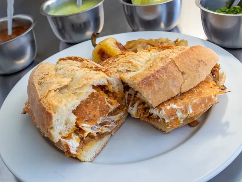 Lonche de Barbacoa Con Queso — Los Tocayos