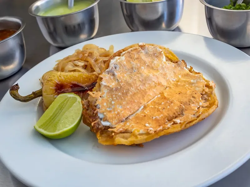 Taco de Barbacoa Con Queso — Los Tocayos